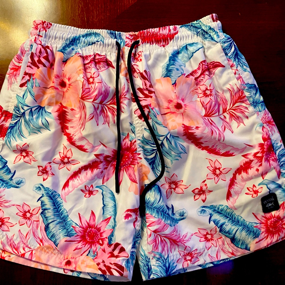 Nike Men’s Floral Shorts 
Size: Large